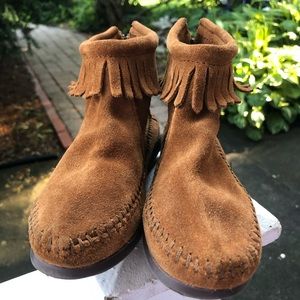 Little kids Minnetonka Suede Fringe back zip, hard sole booties! 💜